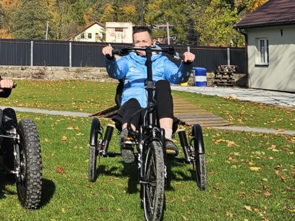 HASE Kettwiesel ONE UP, rower trójkołowy z jednym kołem z przodu, na trawie w Lądku-Zdroju